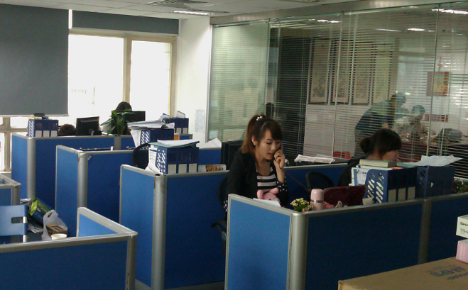 室内小间距LED显示屏在会议室场景中的选型要点与技术趋势分析