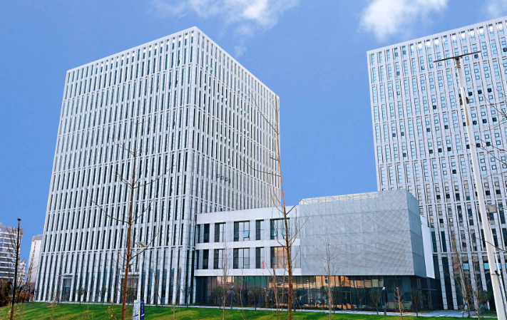 透明LED显示屏技术优势解析及其在商业空间中的应用